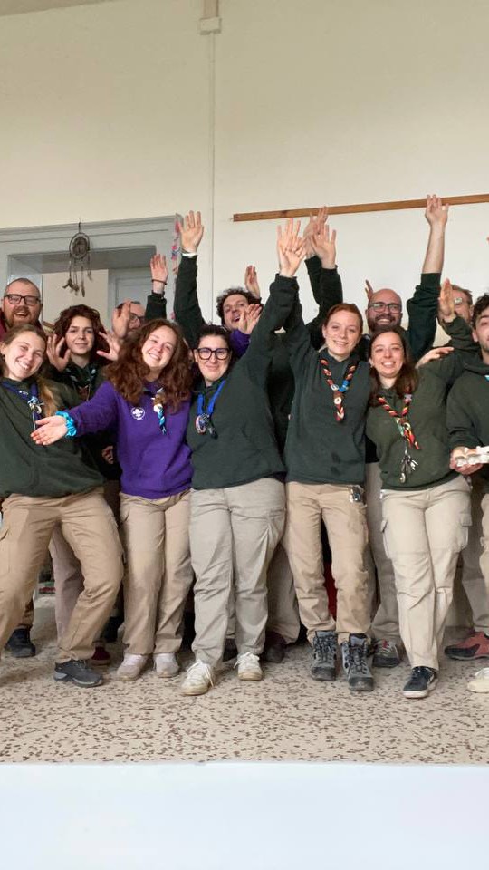 Lo scorso weekend abbiamo condiviso un’occasione per la nostra crescita di Sezione con l’uscita adulti. 🍃

Questo incontro ha voluto rafforzare il valore unico di ognuno di noi nel supporto reciproco e nella collaborazione.

Un’esperienza che ci ha fatto crescere e sorridere insieme, perché il vero spirito scout è quello che si costruisce nei momenti condivisi! 🔥